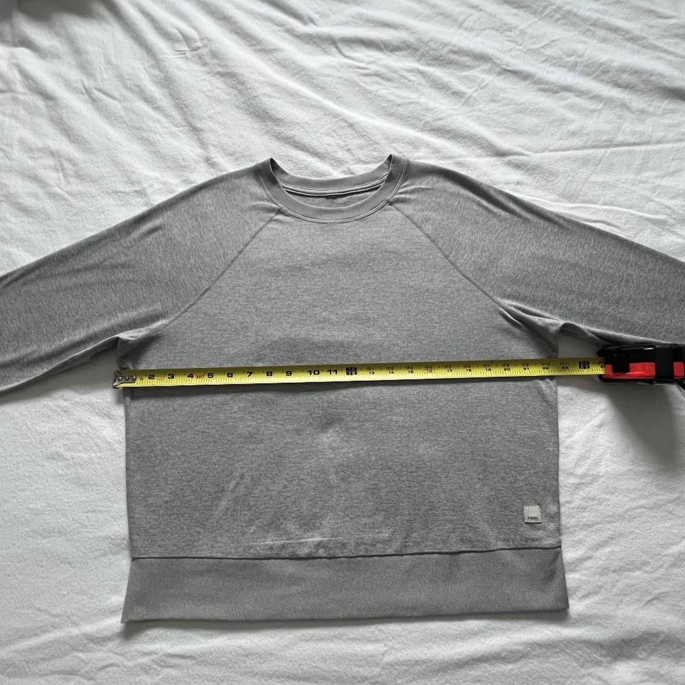 Vuori Women's Halo Long Sleeve Crew Top (light sweatshirt) Light Gray Size M